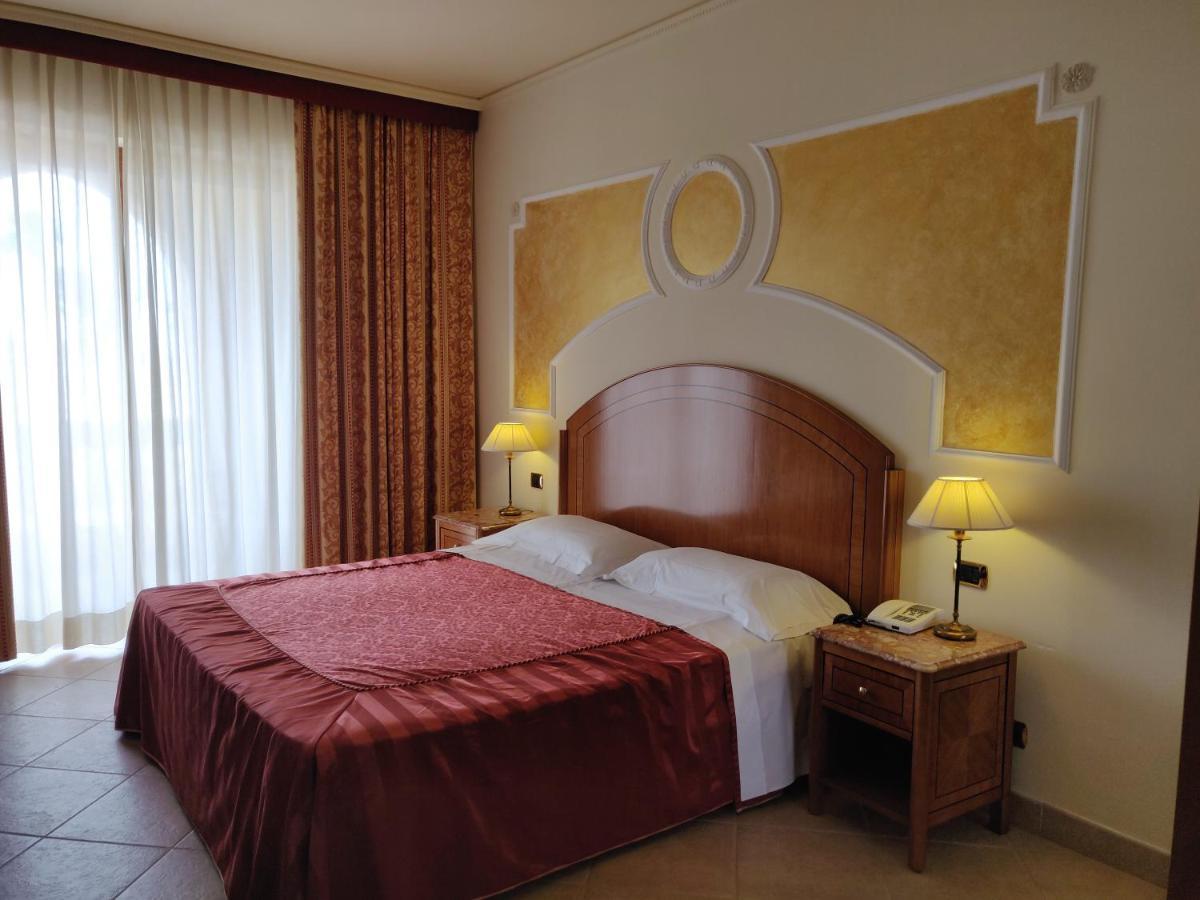 Parco Dei Principi Hotel โรเชลลา ยอนีกา ภายนอก รูปภาพ